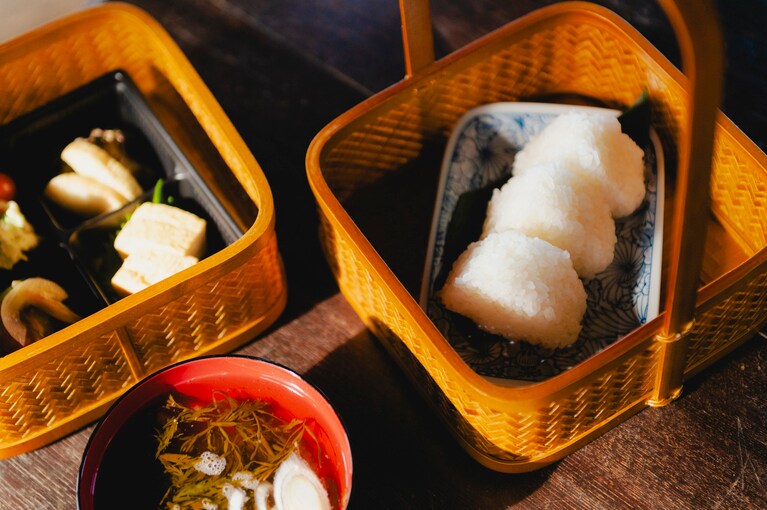 お米の確かな旨みを味わえる塩むすび、味噌汁、４種類のおかずは日替わりで毎日違う味を楽しめる。