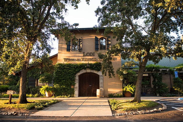 「ワイン＆ローゼズ ホテル」は、木々に囲まれた2階建てのホテル。