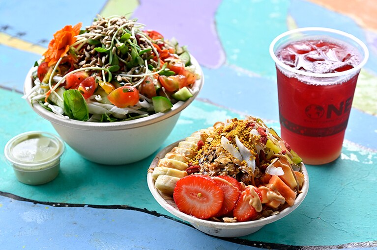 ファーマーズサラダ 11ドルは、ハーブごまドレッシングで。“ナリッシュ・アサイーボウル” 14ドルは自家製グラノーラ入り。“ハイビスカスプランテーションアイスティー” 6ドル。