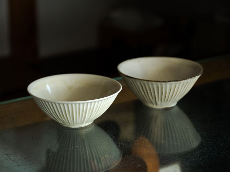 小倉夏樹さんによる飯碗。左が白磁、右が灰粉引のうつわ。