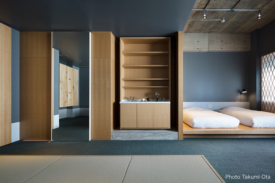 ツインベッドとリビングセット、小上がりの畳スペースを備え、ゆったりと寛げる「JUNIOR SUITE : Japanese-style Room」。
