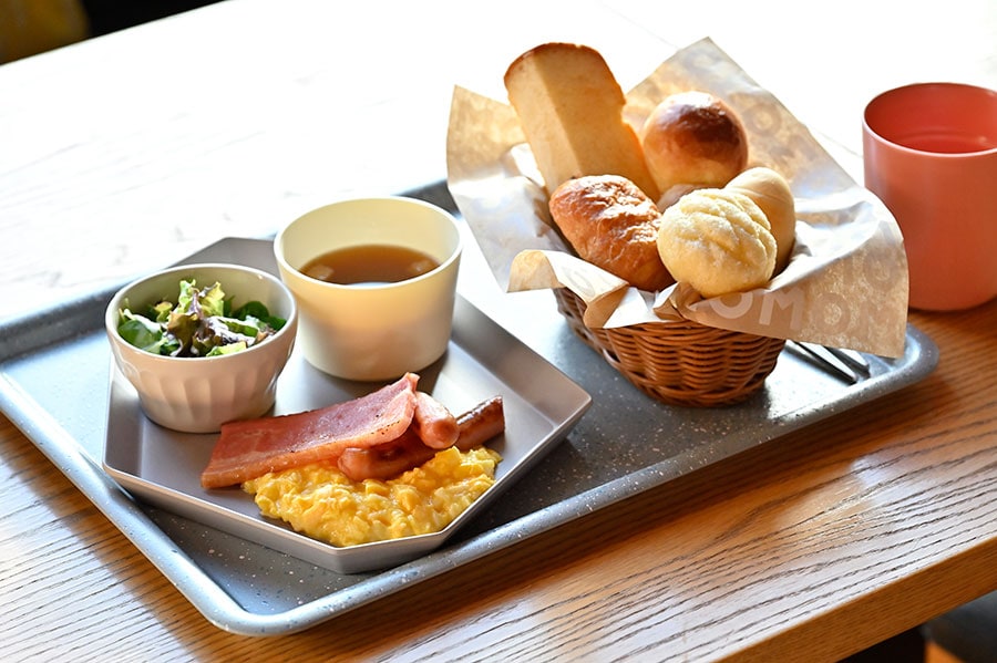 5種類のパンとふわふわのスクランブルエッグ＆厚切りベーコンがセットになったアメリカンブレックファーストの朝食も選択できる。