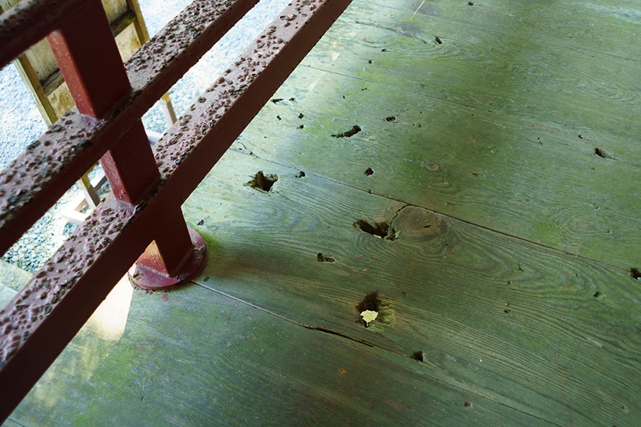 最御崎寺本堂にのこる、太平洋戦争時の米軍の機銃掃射の弾痕。