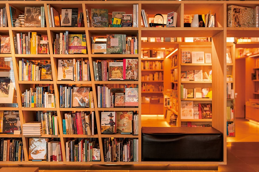書店の各所にソファがあり、ふたり並んで読書も。スターバックスのドリンクも持ち込みOK。
