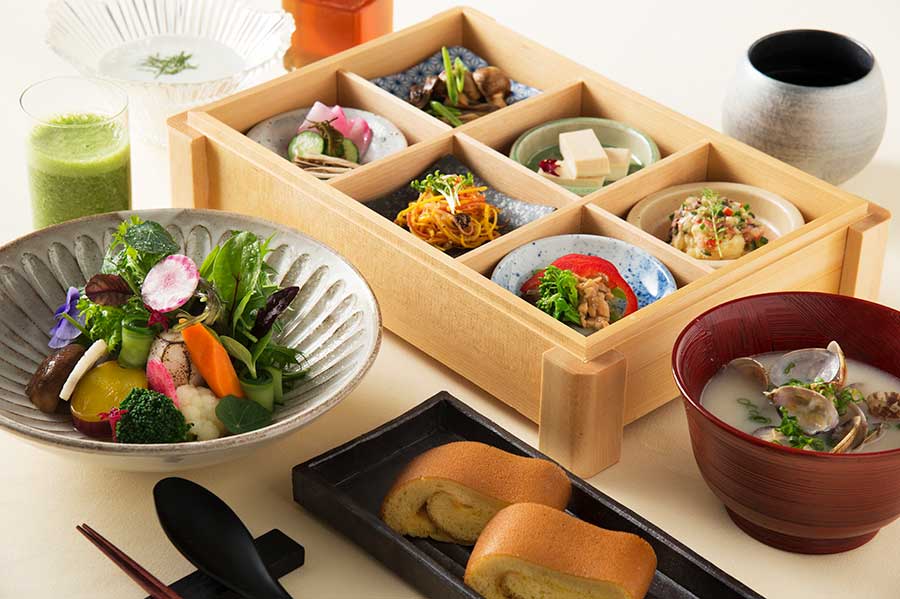 心身を活性化することをテーマにした朝食「晴れ(ハレ)の朝食」2,800円。東京ローカル野菜のみを使ったサラダなど。