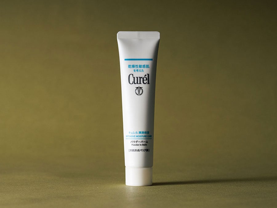 スキンケアの最後にひと塗りするだけで、美肌形成バリア膜が肌を包み、毛穴・凹凸をぼかし美肌仕上げに。キュレル 潤浸保湿 パウダーバーム 34g 2,090円（編集部調べ）／花王