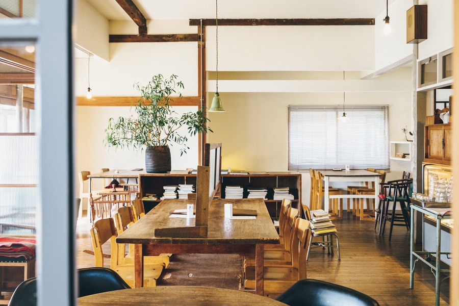 「senkiya CAFE」。様々な建具や古材を組み合わせてリノベーション。「1988 CAFE SHOZO」の菊地省三さんから教わった、家具の配置やライトの位置、風の流れ、草花の生け方など“気持ち良い空間づくり”が踏襲されている。