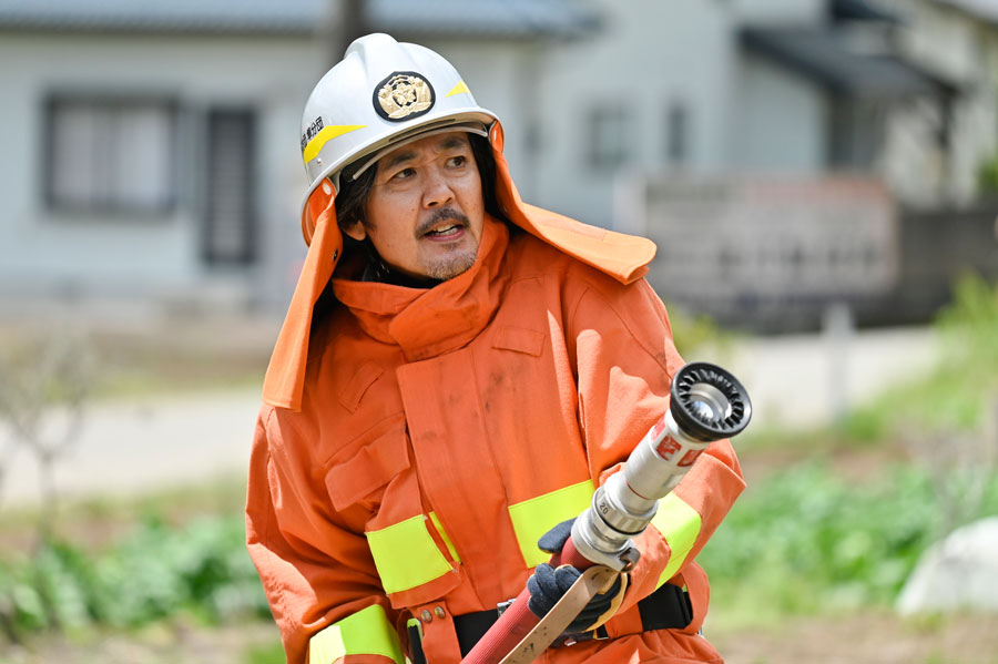 肉体派ではなくても消防団の活動はがんばっている省吾さん。©テレビ朝日