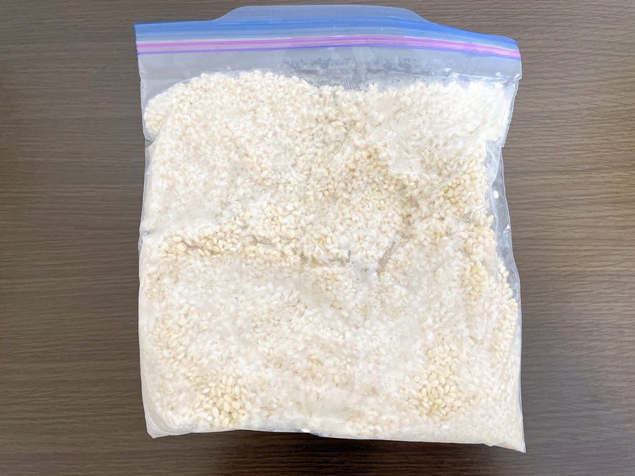冷凍した玄米もち米。玄米もち米でおもちを作るときは冷凍が必須。