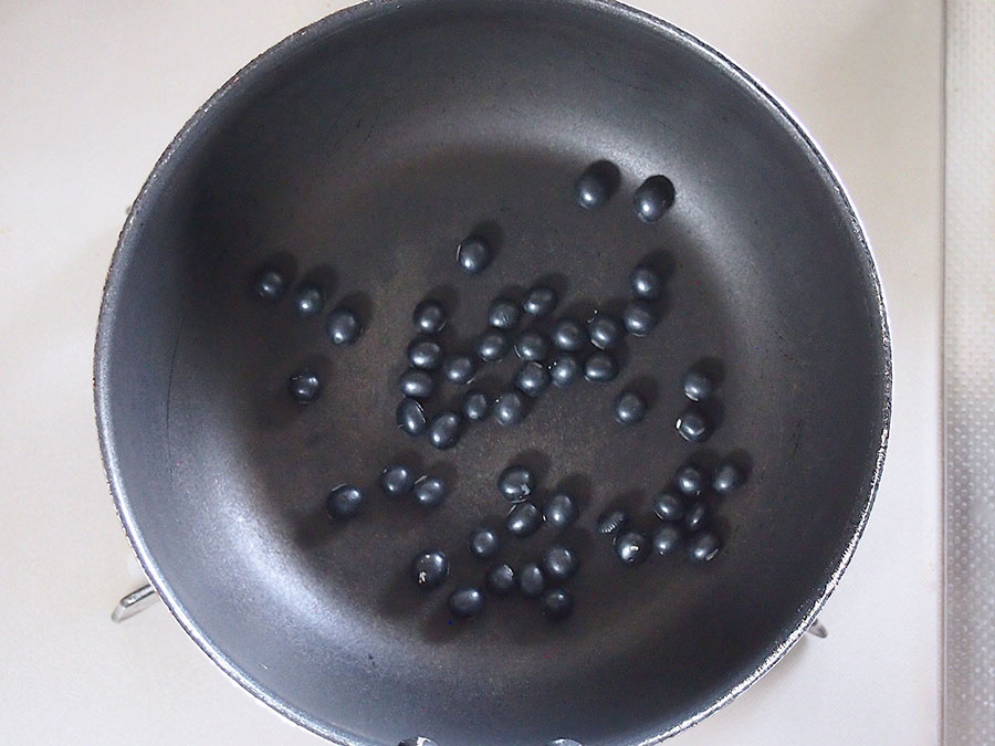(2) フライパンに黒豆を入れて乾煎りします。
