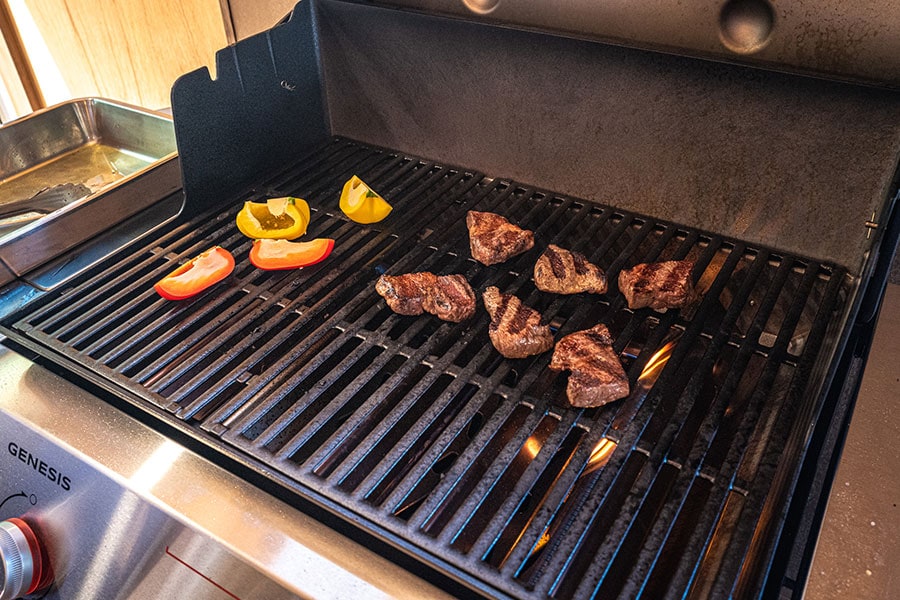 室内に設置したBBQグリルで調理。天候に関係なく肉や野菜を焼くことができる。