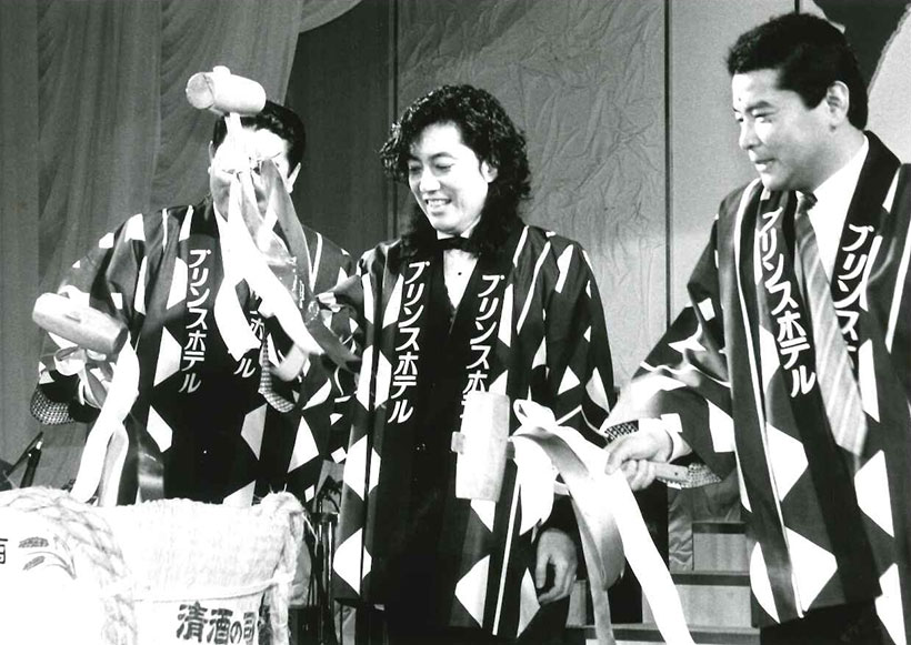 1986年に行われたデビュー20周年パーティーで鏡割りを行う沢田研二。その右にいるのは、この後、バブル景気に乗って億万長者となる千昌夫。左は誰だろう？