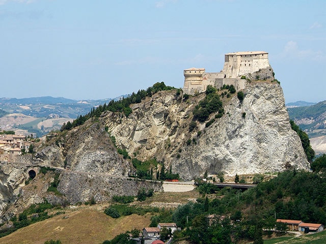 名作 カリオストロの城 の舞台の モデルとなったイタリアの小さな街 今日の絶景