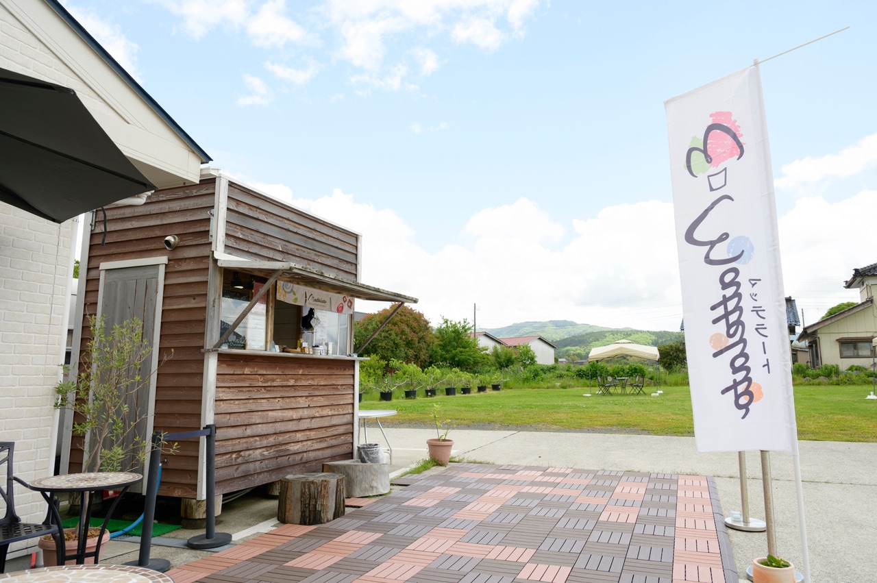 隣の芝生のコーナーには、テーブルやベンチ、ラグなども用意されているので、ジェラートを食べながら、ときどき現れるトキや心地いい風を感じることができます。