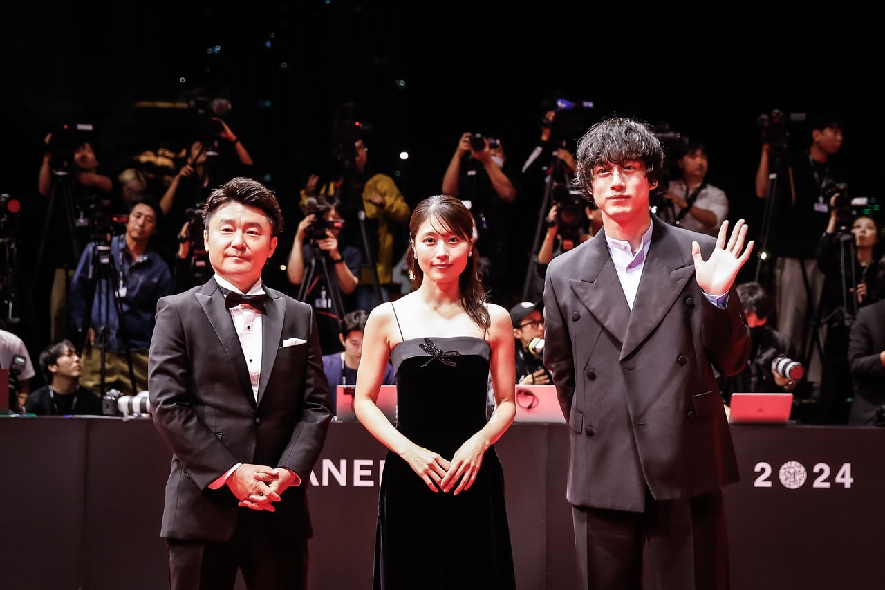 釜山国際映画祭で喝采を浴びた有村架純さんと坂口健太郎さん。