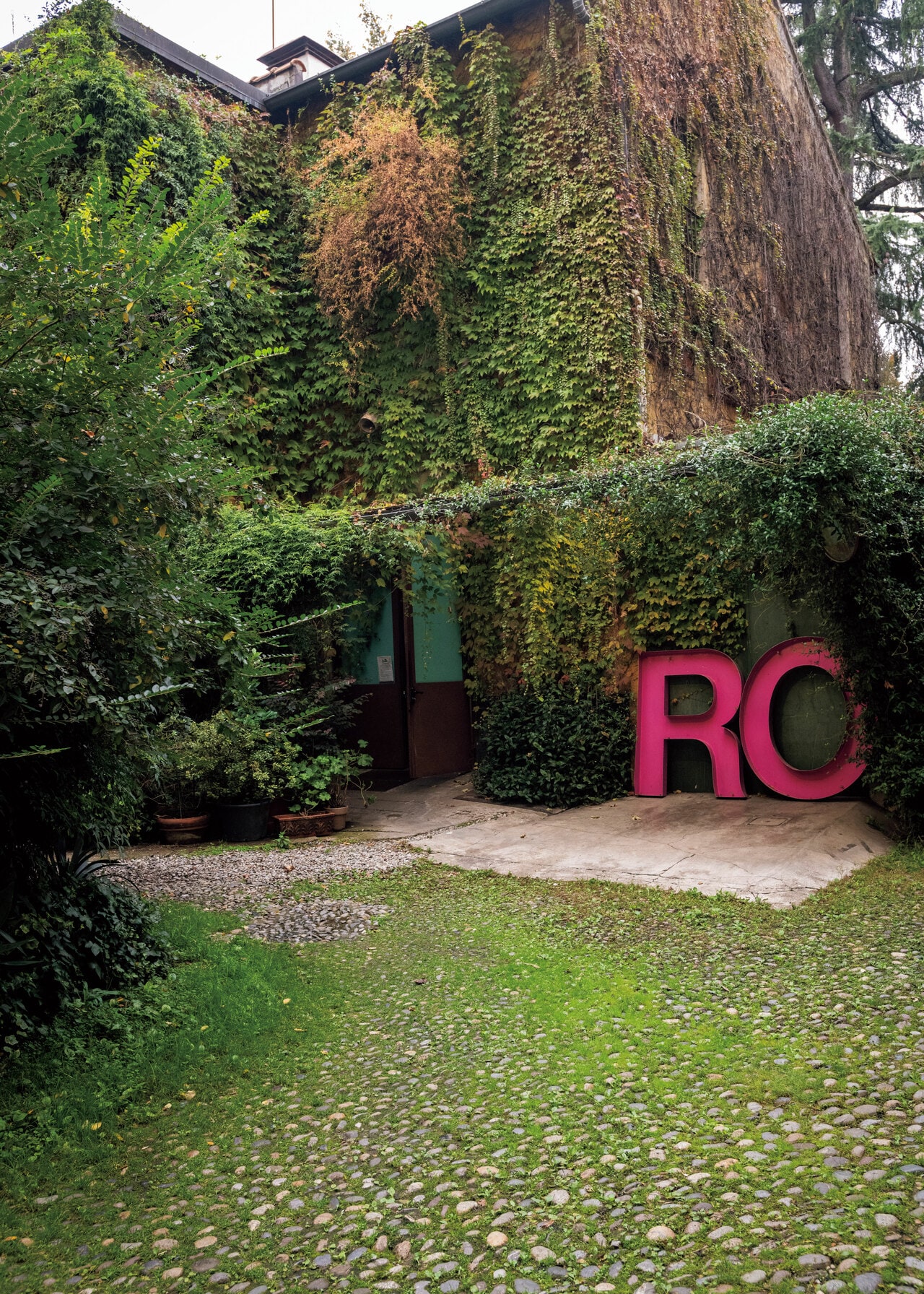 ギャラリーの入り口は中庭に面しており、ミラノの市街地にあるとは思えないような緑に覆われた美しい空間。デザインウィーク中は愛好家が一堂に会す最重要スポットになる。