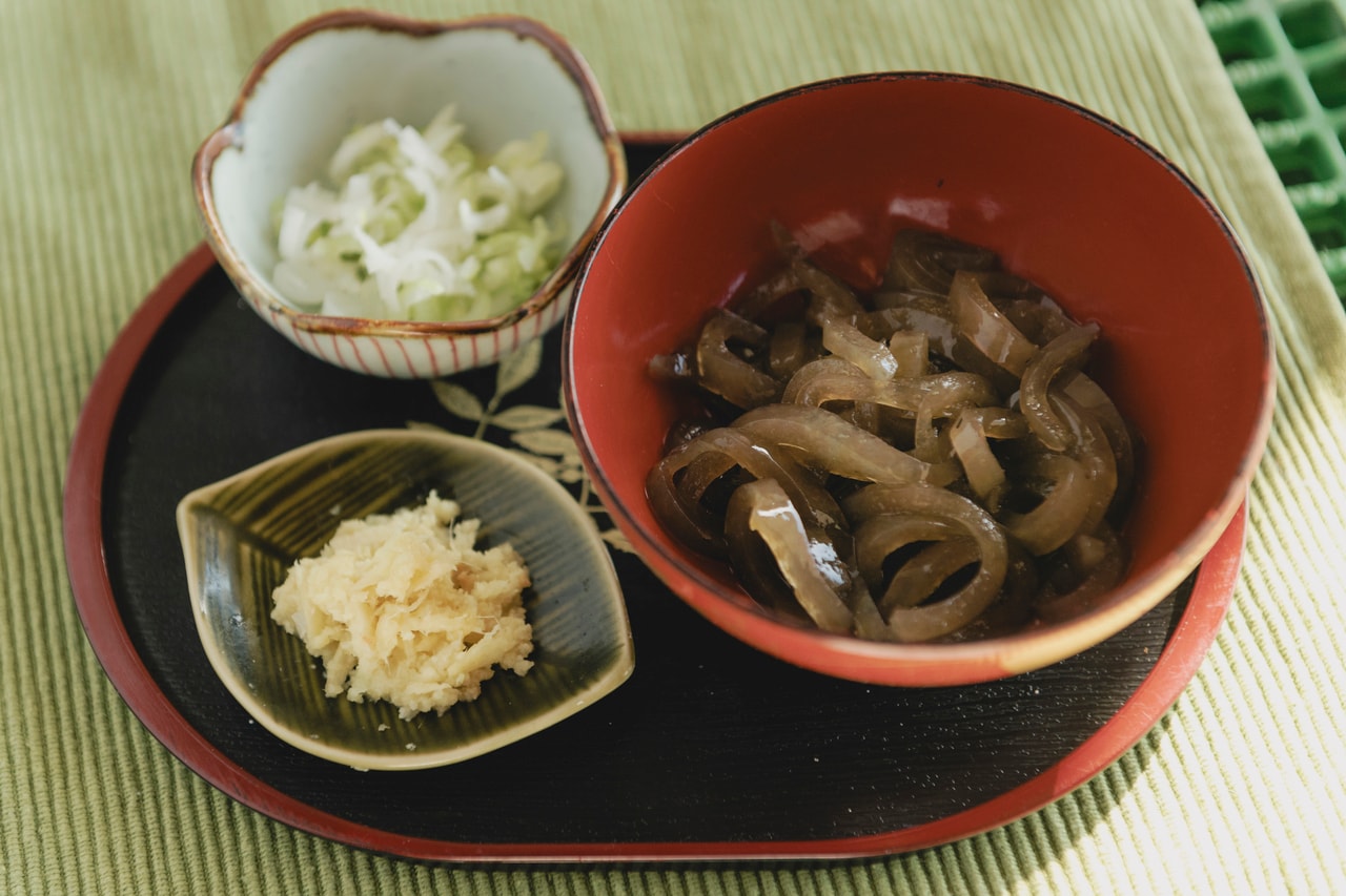 佐渡島ではあご出汁めんつゆでかけそばのように食べる地域もあるのだそう。海藻100％のいごねりはまさに海の恵み。早助屋さんのメイン商品「巻いごねり」は2本入りで237円。いごねり直送便から購入できる。