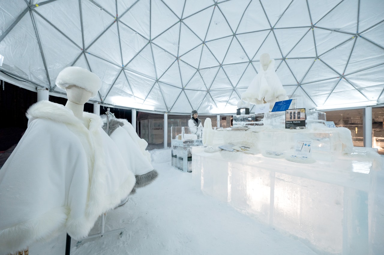 真っ白なケープをレンタルしてアイスヴィレッジの村人に。