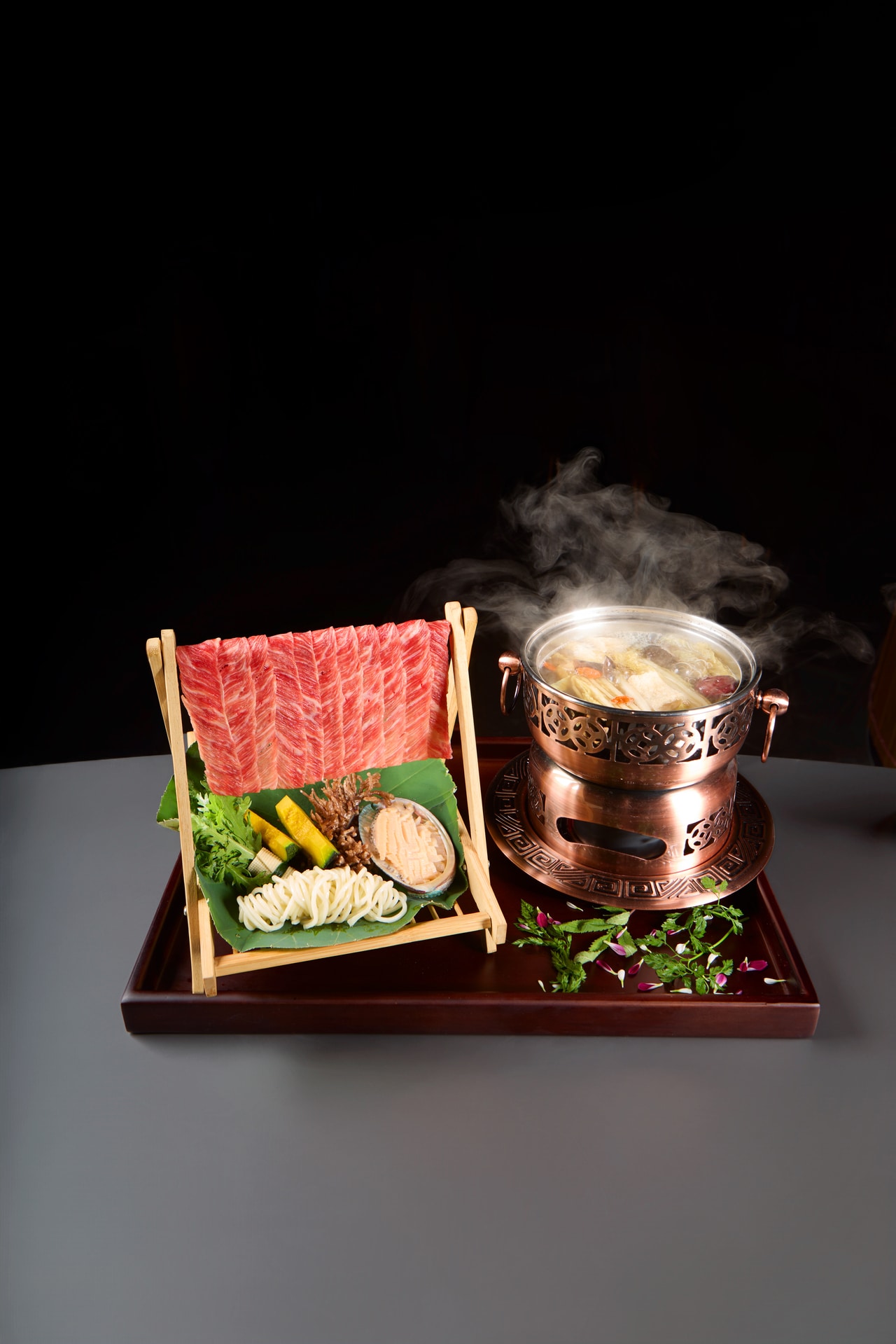 中部の薬膳火鍋。霜降り牛やアワビ、希少なきのこを味わえる。