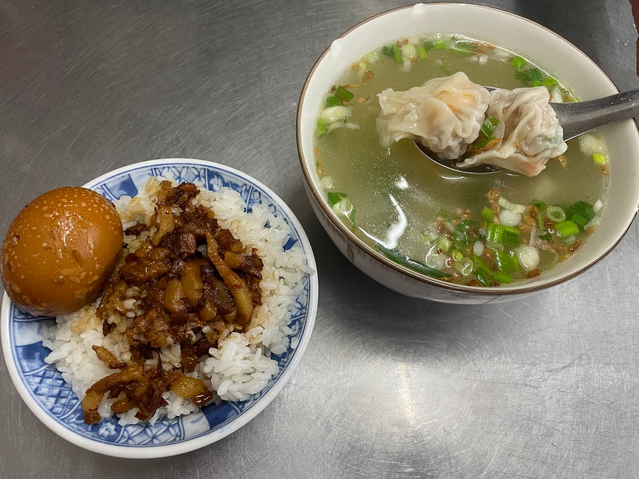 煮卵はアツアツなので、かぶりつくのは危険。ワンタンスープはボリューム満点なので、2人でシェアするくらいがちょうどいいかもしれません。