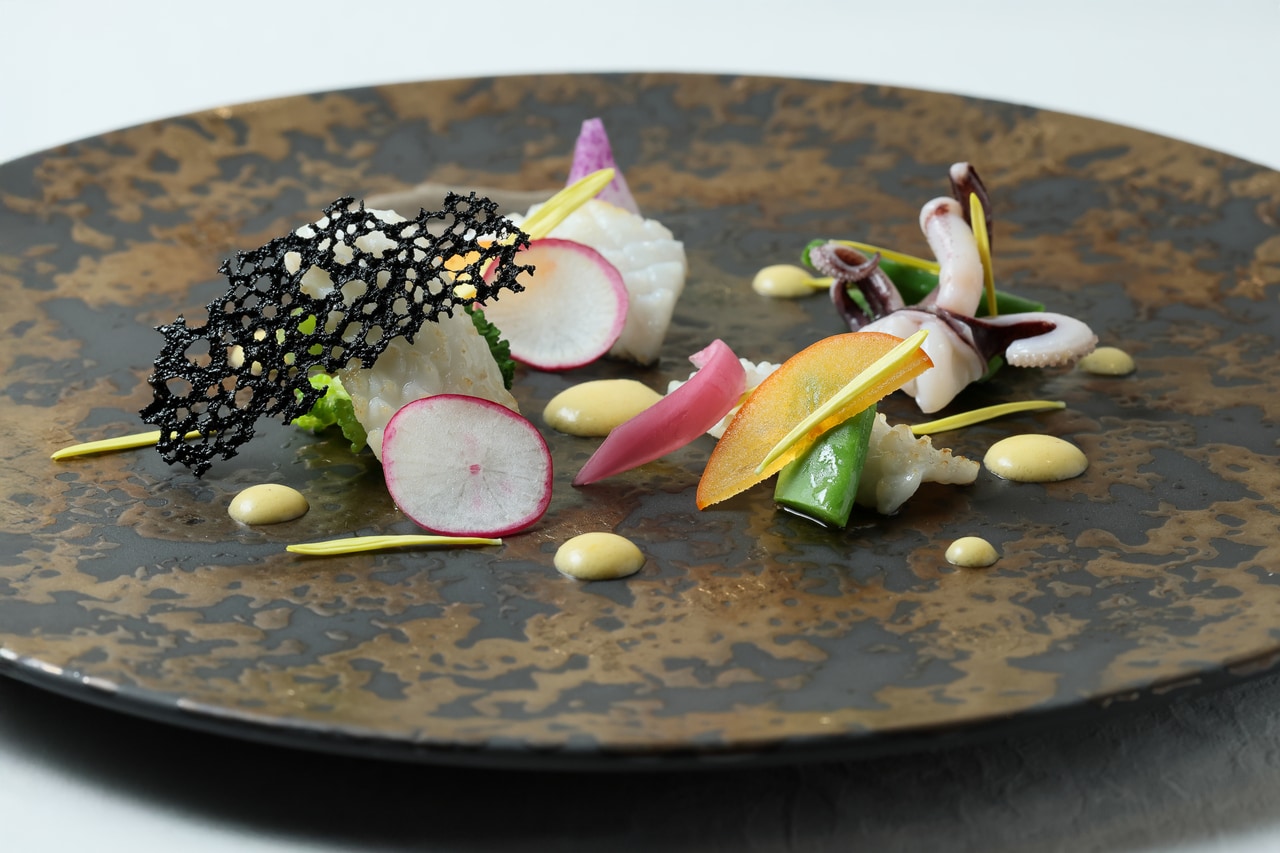 佐渡産アオリイカと彩りの地野菜。視覚でも味わうことができる料理の数々はまさに極上。