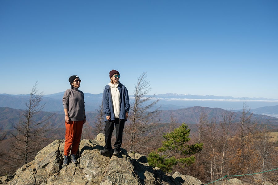 山頂からの景色を目に焼き付けます。