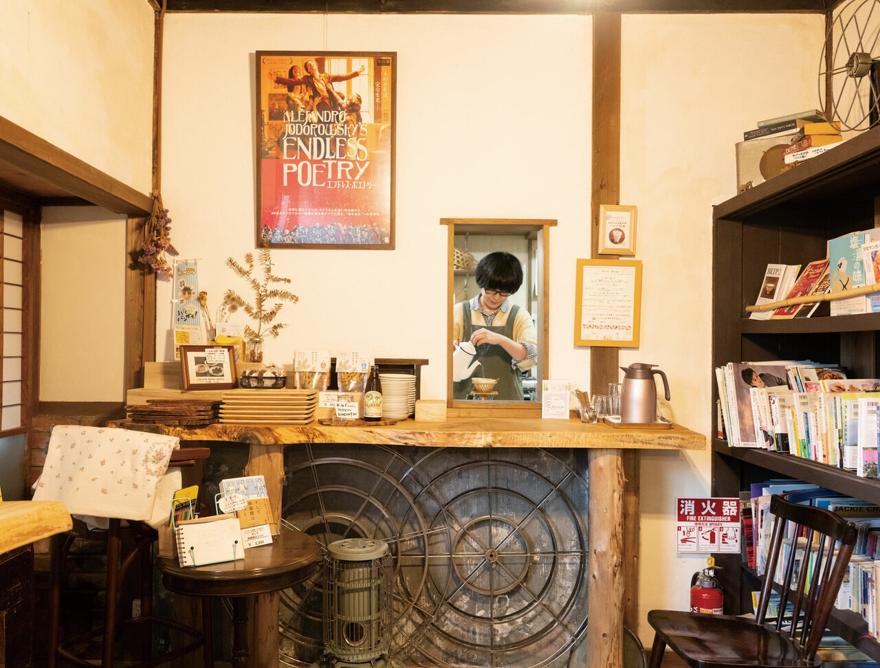 竹細工のドリッパーでコーヒーを淹れるオーナーの堀田弥生さん。