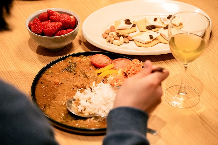 石川さんは、煮くずした豆をベースにとろっとした野菜がたっぷり入ったベジタブルカレー「サンバル」（590円）をチョイス。