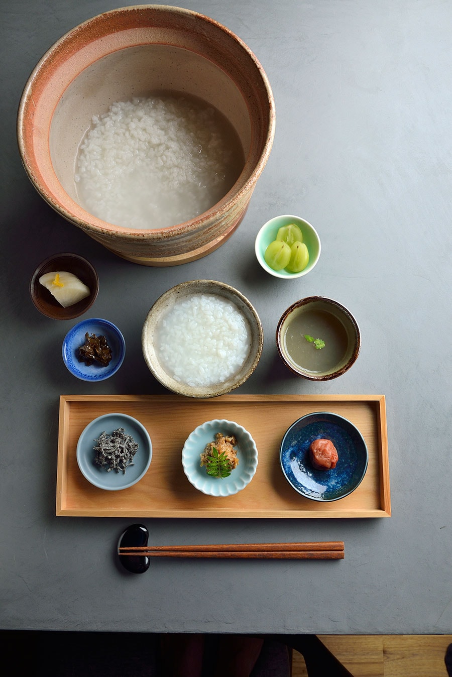 瓜割の滝の名水で炊き上げた朝粥。熊川葛のあんをかけて、優しい味わいに心が和みます。