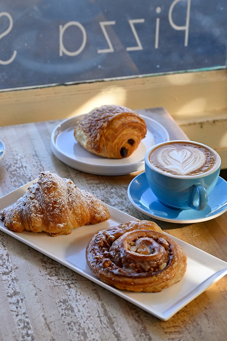 クロワッサン 4ドルなど、フレンチベースのパンやサンドイッチはイートインも可。