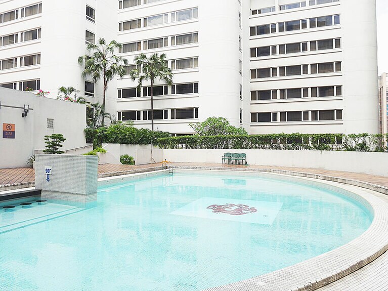 都会のオアシスのような屋外プール。