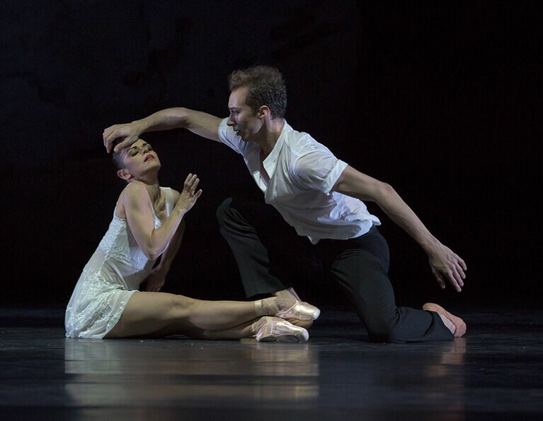 バレエ・アム・ライン《白鳥の湖》よりオデットとジークフリート。 ©Gert Weigelt