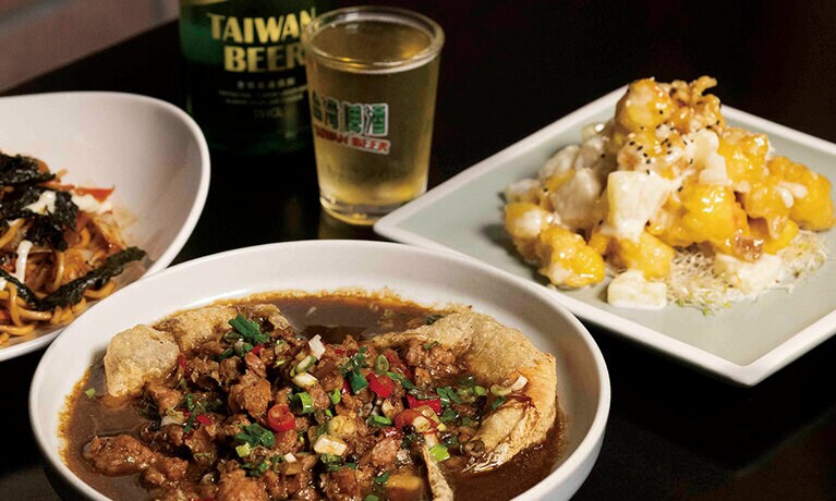 手前：「花椒燒蛋」、奥：「パイナップル入りエビマヨ」350元。