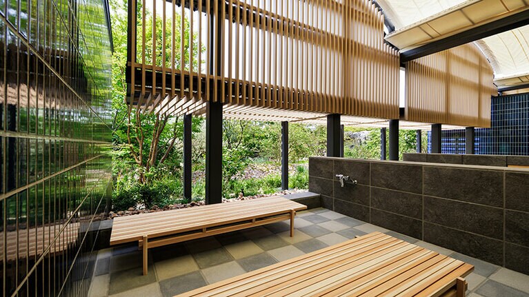 外気浴スペースで庭の緑を眺めながら完全に整いました。