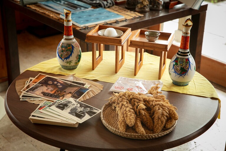 種子取祭の時季には、「ゆんたくラウンジ」に粟など種子取祭りにまつわる展示が。