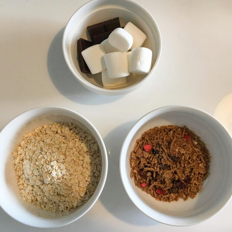 基本の材料は、オートミールと「95％チョコ」とマシュマロ。彩り用に、ドライフルーツ入りのオートミールも用意してみました(右下)。