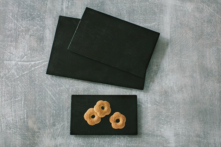 「杉田明彦のスレート皿」大 W29×D19cm 9,000円、中 W24×D15cm 6,500円、小 W19×D11.5cm 4,500円。