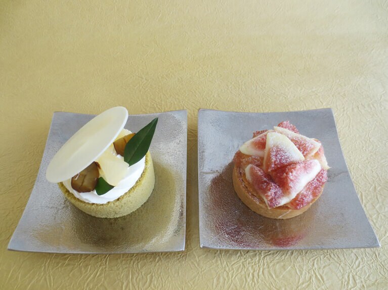 季節の果実のロールケーキ「プロヴァンサル」510円。イチジクとカスタードクリームのタルト「エクラ」540円。