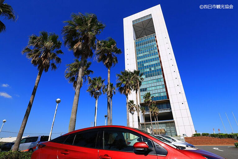 三重県でいちばん背高のっぽな四日市港ポートビル。