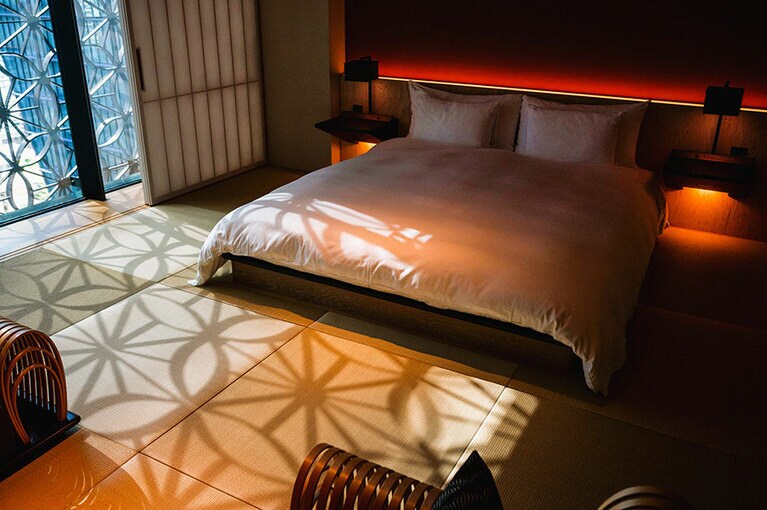 江戸小紋「麻の葉くずし」の影を映す客室。