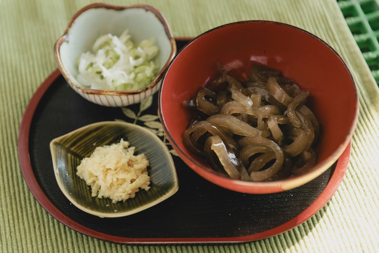 佐渡島ではあご出汁めんつゆでかけそばのように食べる地域もあるのだそう。海藻100％のいごねりはまさに海の恵み。早助屋さんのメイン商品「巻いごねり」は2本入りで237円。いごねり直送便から購入できる。