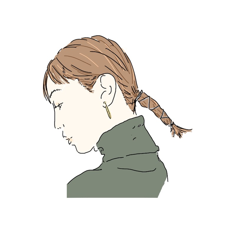 今のトレンドの中でもいち早く人気になったのが、低めのタイトなひとつ結びに、毛先に長い紐を巻きつけるアレンジ