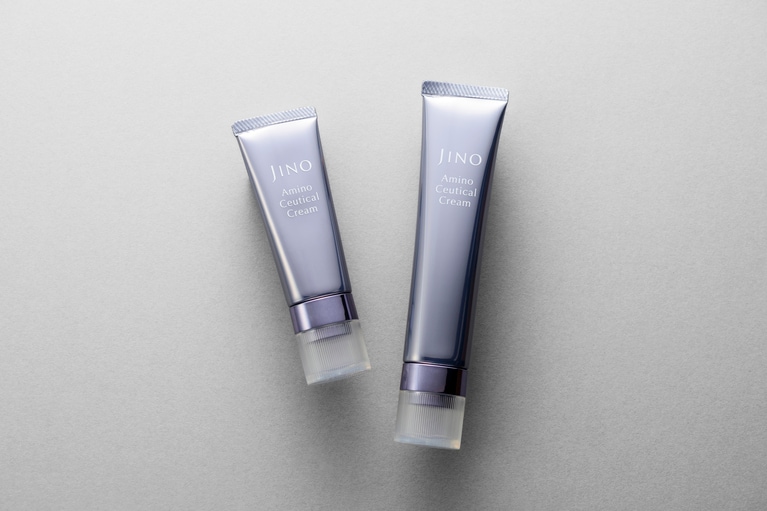 20gサイズ（写真左、7,700円）もあり。ポーチにも入れやすく、持ち運びに便利。