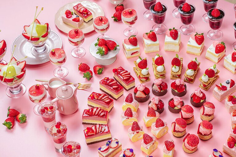 「Sweets Parade ～ストロベリー～」料金：6,800円、子供（4歳～未就学児）3,400円（すべて税・サ込）、提供時間：18:30～21:00（L.O. 20:30）、期間：2024年4月26日（金）までの毎週木・金曜開催。
