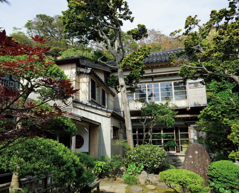 美しい日本庭園もある伝統的建造物。