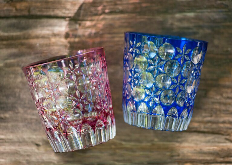 大場硝子加工所「江戸切子 オールドグラス 万華鏡」右から:瑠璃、金赤 各30,000円。