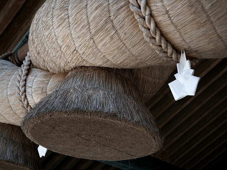 壮観な神楽殿の注連縄（しめなわ）。