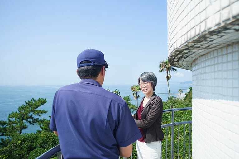 灯台の下には豊かな緑が広がる。