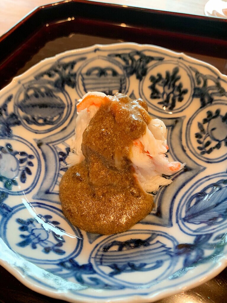 茹で上がった紅ズワイガニの身はほぐして、たっぷりのカニ味噌のソースで。