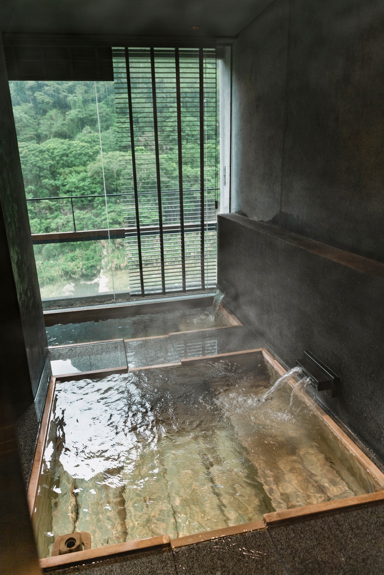 客室の風呂も源泉掛け流しで圧倒的な湯量。台湾は水風呂の併設も多い。